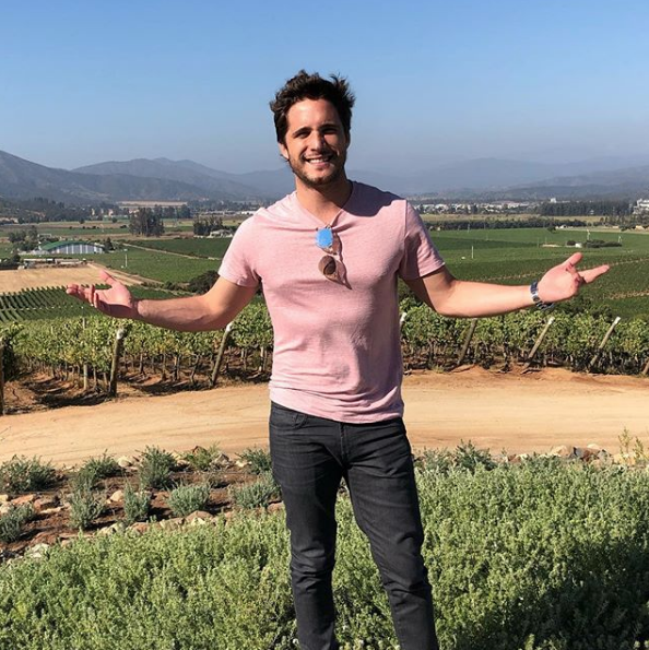 Conductora le roba beso a Diego Boneta