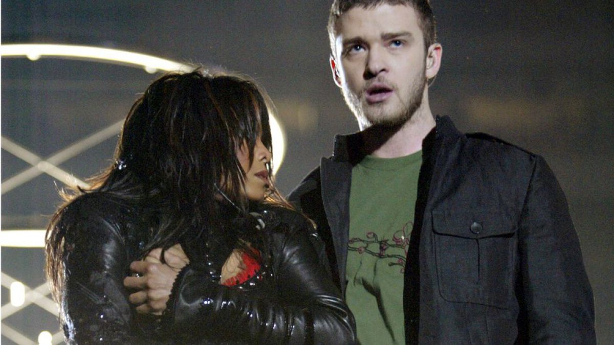Fans de Janet Jackson critican a Adam Levine por quitarse la playera en el super bowl