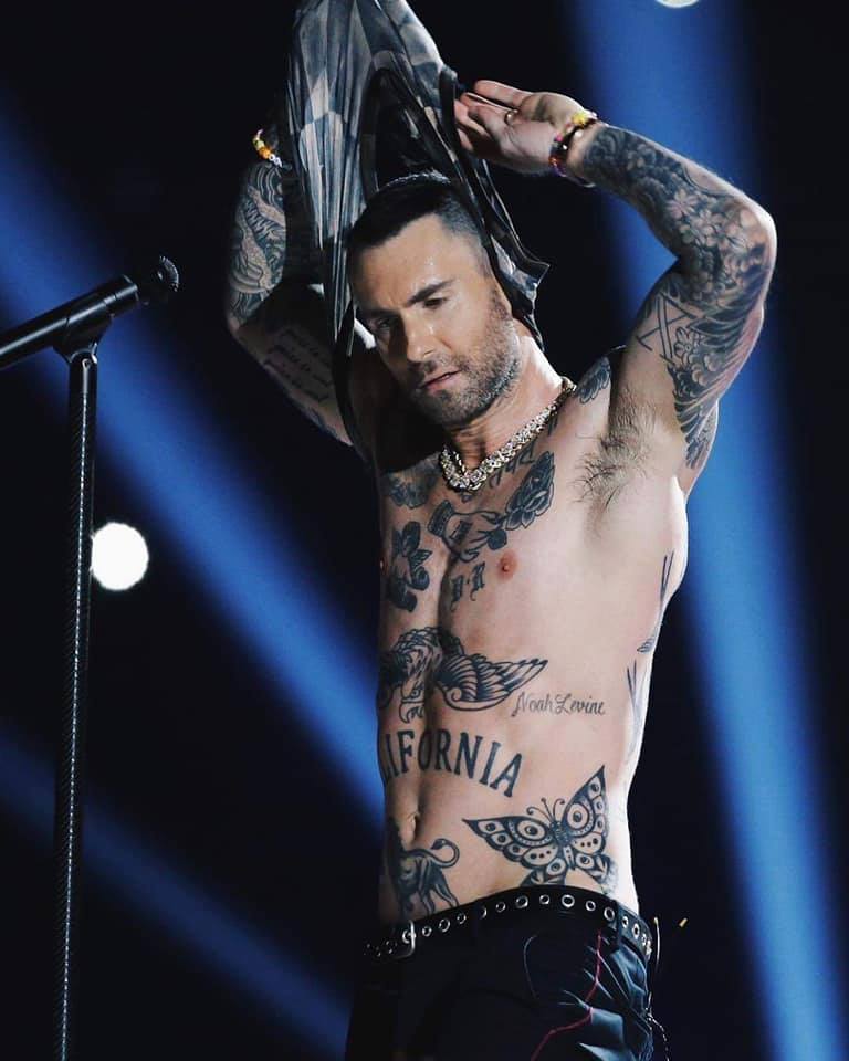 Critican a Adam Levine por quitarse la playera en Super Bowl