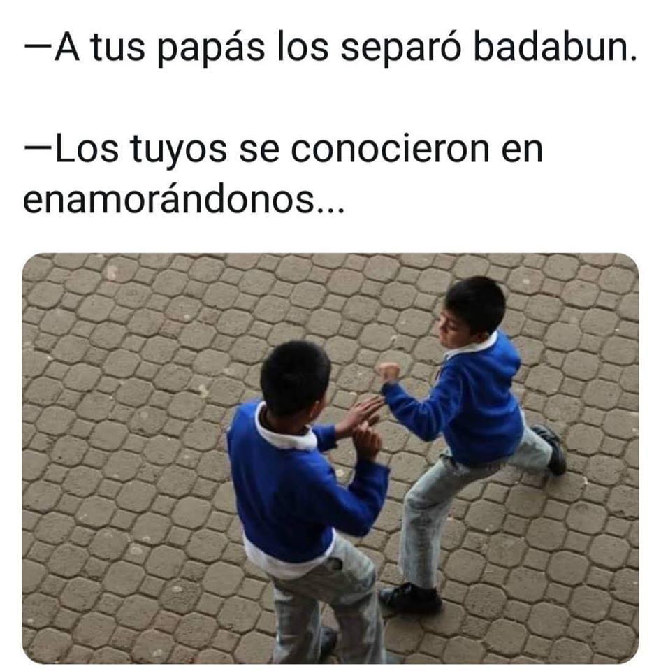 Memes niños peléandose por mamá