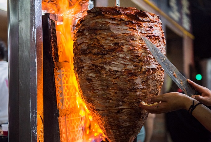 Gente reza al Niño Taquero para que no falten nunca tacos