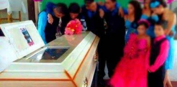 Quinceañera muere antes fiesta; chambelanes bailan en ataúd