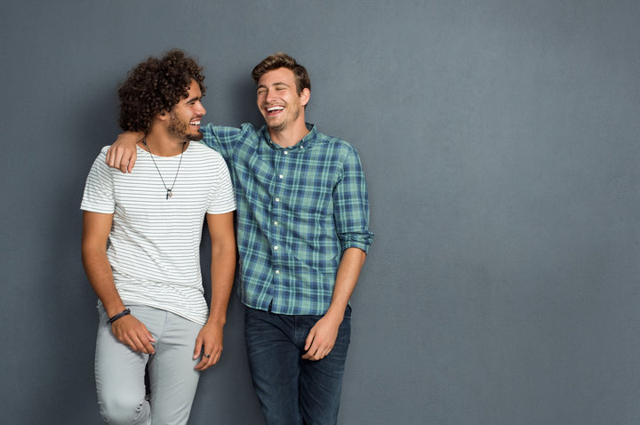 Hombres son más felices con amigo que con sus parejas
