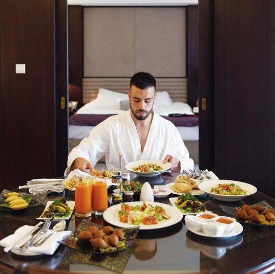 Millonario sexy busca asistente para viajar por el mundo