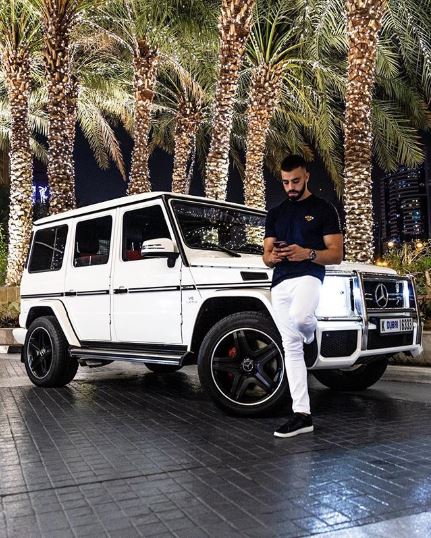 Millonario sexy busca asistente para viajar por el mundo