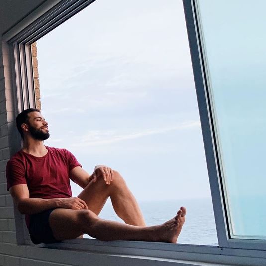 Millonario sexy busca asistente para viajar por el mundo