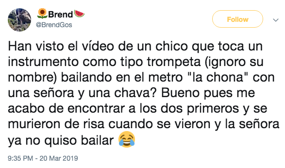 Usuarios bailan la Chona en el Metro de CDMX