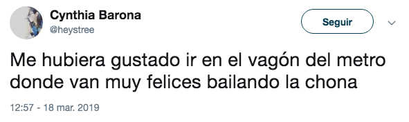 Usuarios bailan la Chona en el Metro de CDMX