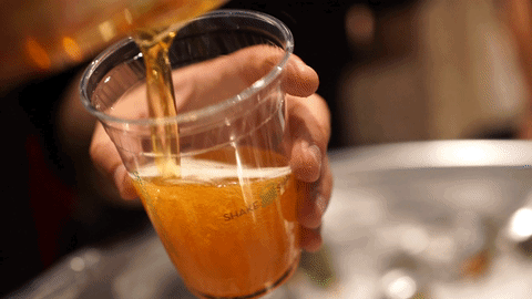 Hombre vivirá con cerveza durante la Cuaresma