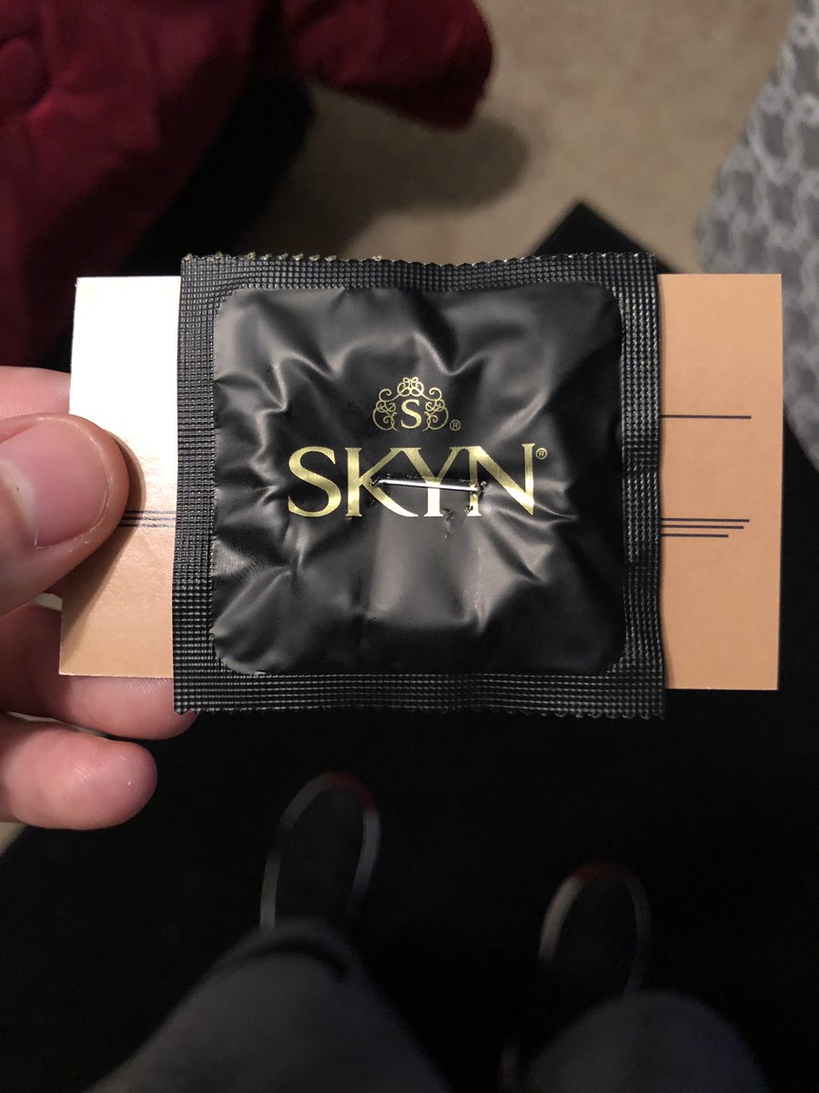 Hombre reparte condones engrapados a una tarjeta de presentación
