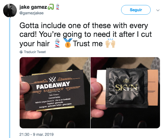 hombre reparte tarjetas de presentacion con condones rotos