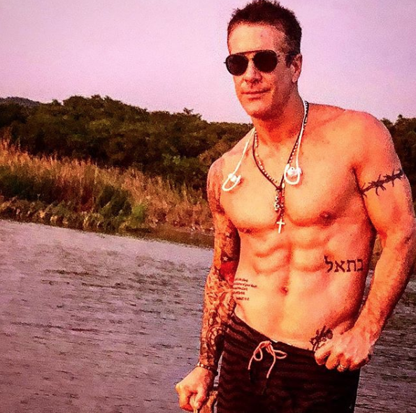 Fernando Carrillo sube foto con una erección