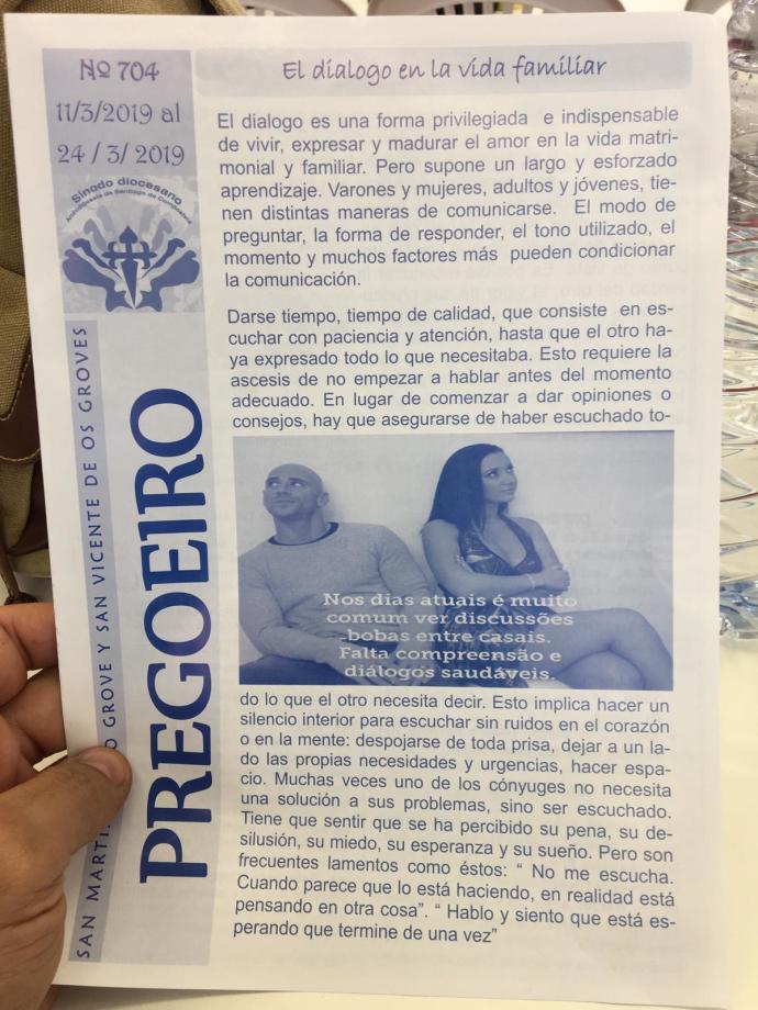 Padre coloca foto de actores porno en folleto religioso