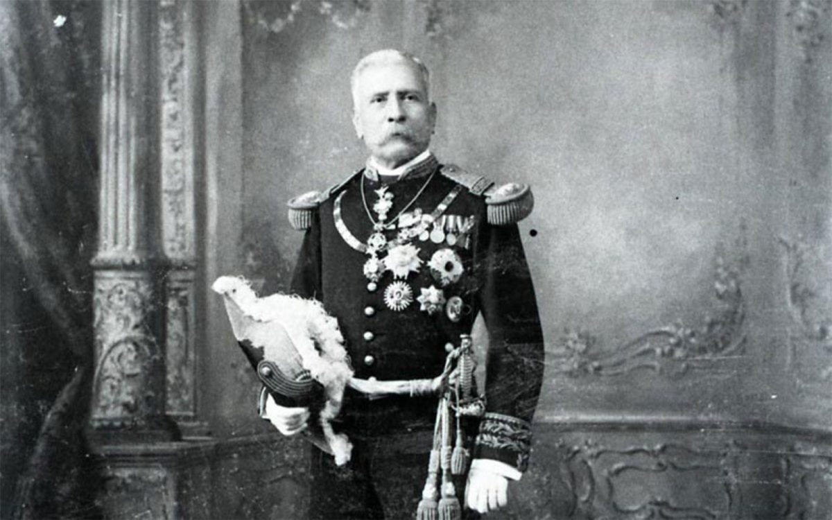 Niño presenta biografía de Porfirio Díaz con perfil de Facebook
