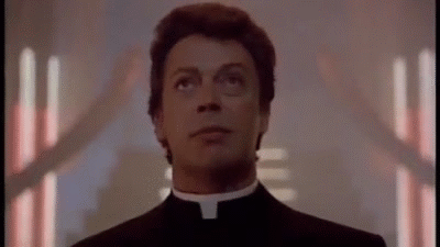 Padre coloca foto de actores porno en folleto religioso
