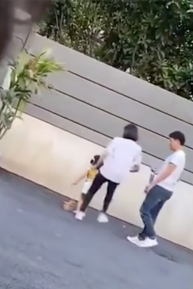 Mamá pateó a su hija por no posar bien en las fotos