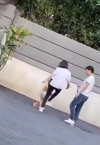 Mamá pateó a su hija por no posar bien en las fotos
