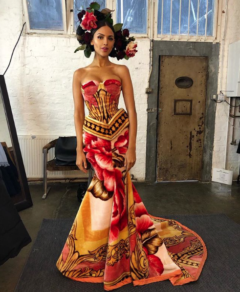 Eiza González se luce con vestido de cobija San Marcos
