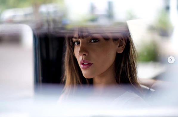 Eiza González se luce con vestido de cobija San Marcos