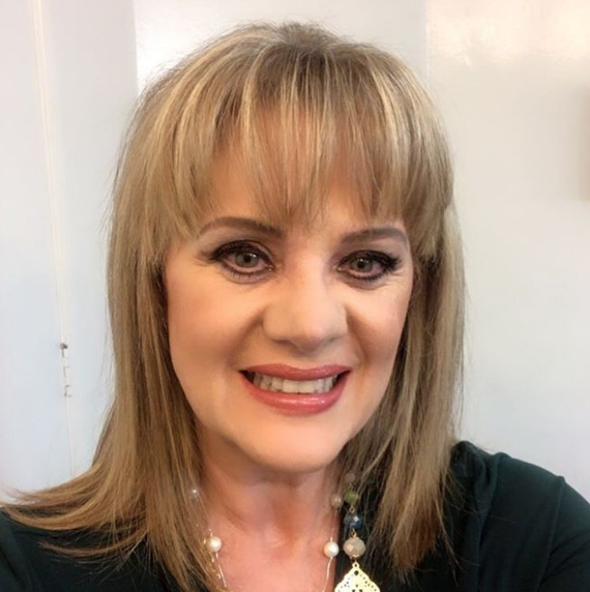 Critican a Érika Buenfil por su juanete en el pie