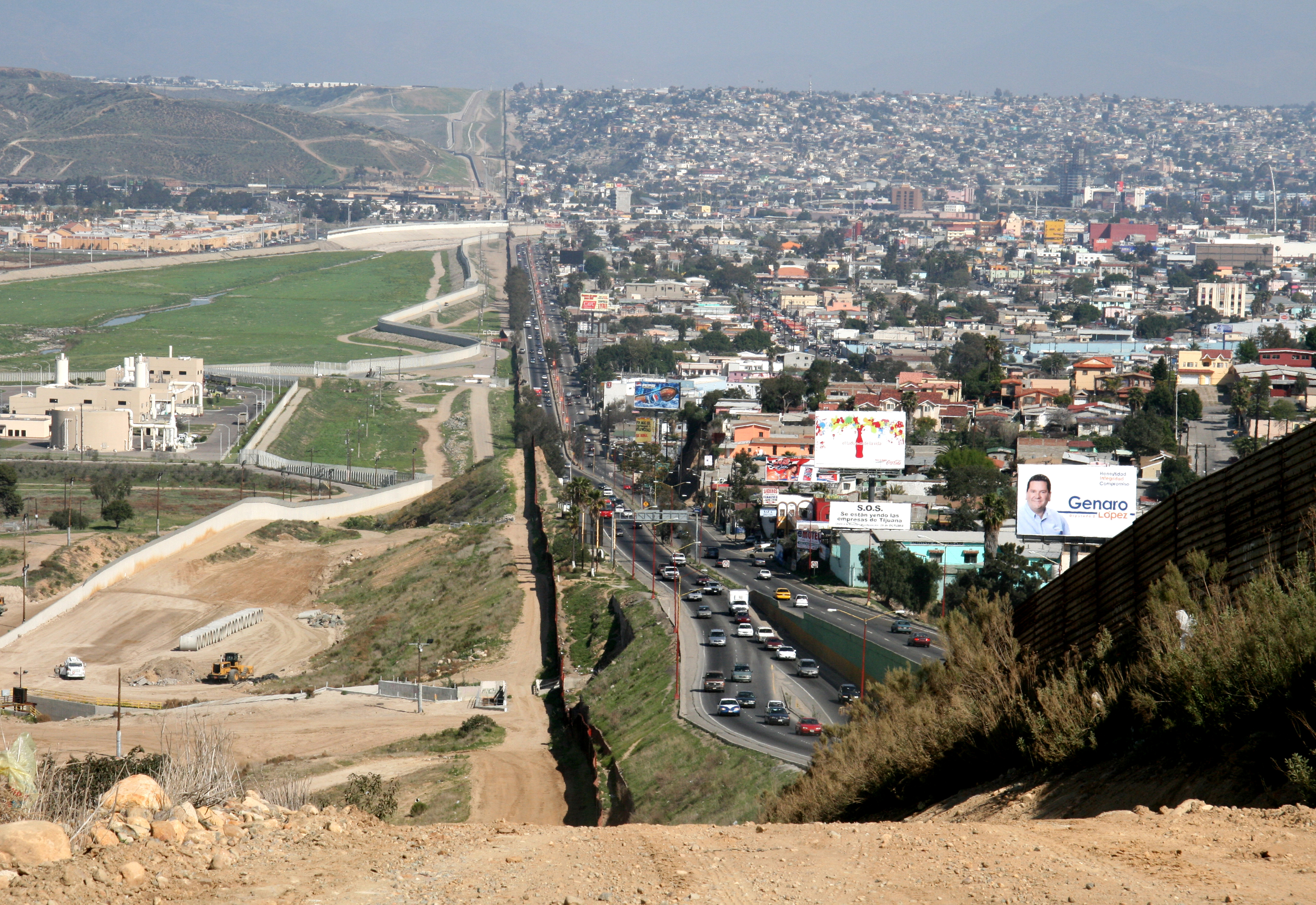 Reportero recibe burlas por usar chaleco antibalas en la frontera de Estados Unidos y México