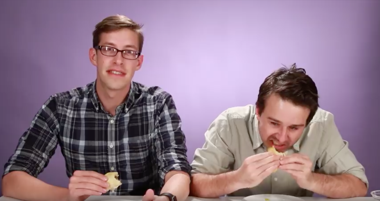 Gringos prueban tacos mexicanos de verdad