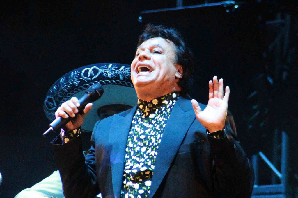 Martha Figueroa asegura que Juan Gabriel se reunirá con López Obrador