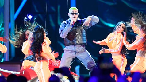Bad Bunny arriesgó con sus looks en los premios Billboard