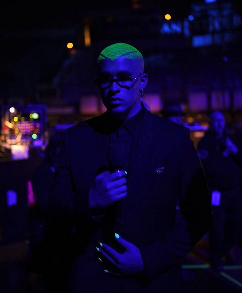 Bad Bunny arriesgó con sus looks en los premios Billboard