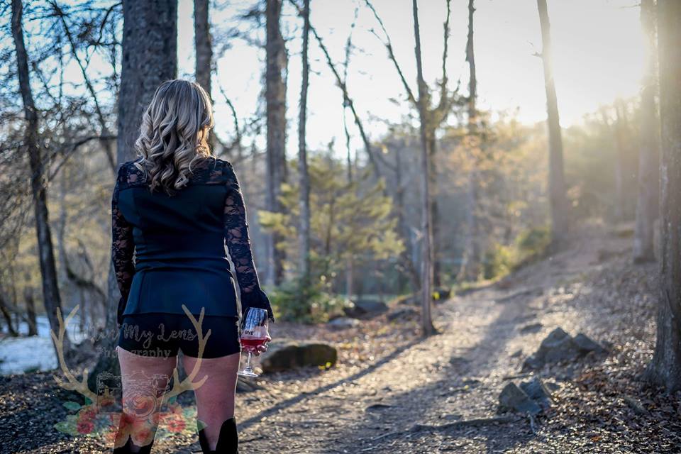 Mujer festeja su divorcio con sesión fotográfica