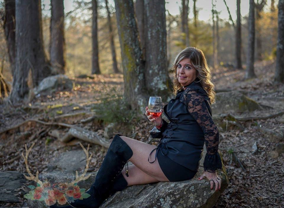Mujer festeja su divorcio con sesión fotográfica