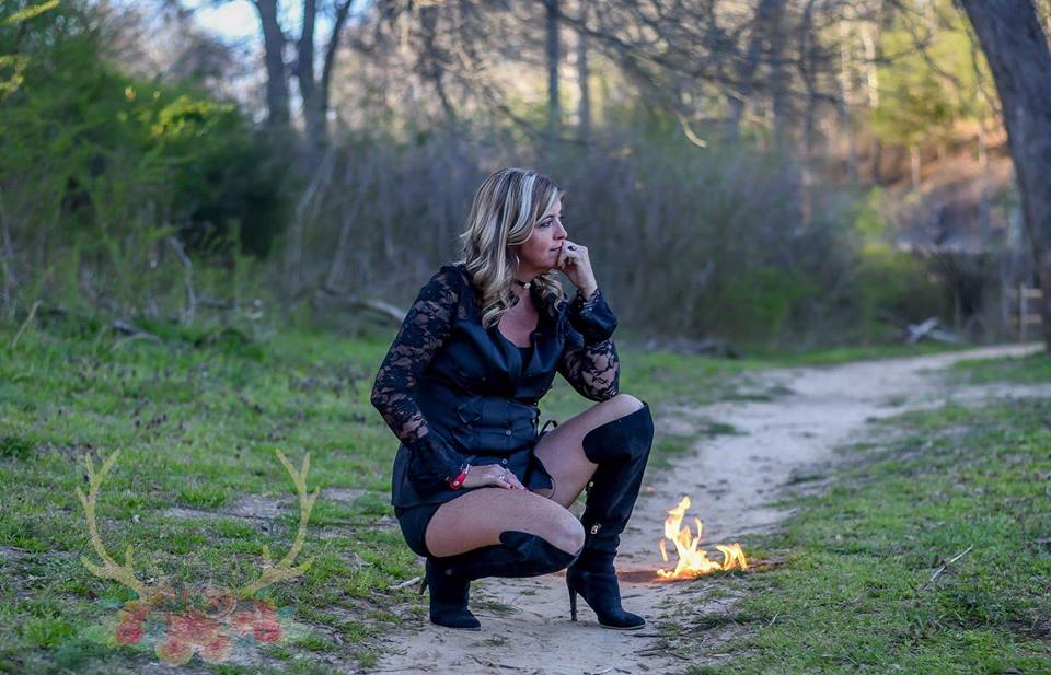 Mujer festeja su divorcio con sesión fotográfica