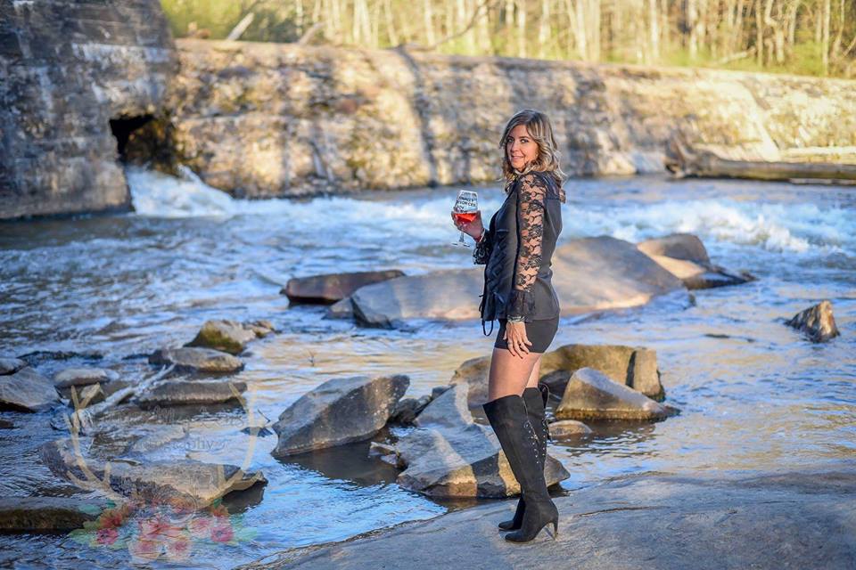Mujer festeja su divorcio con sesión fotográfica