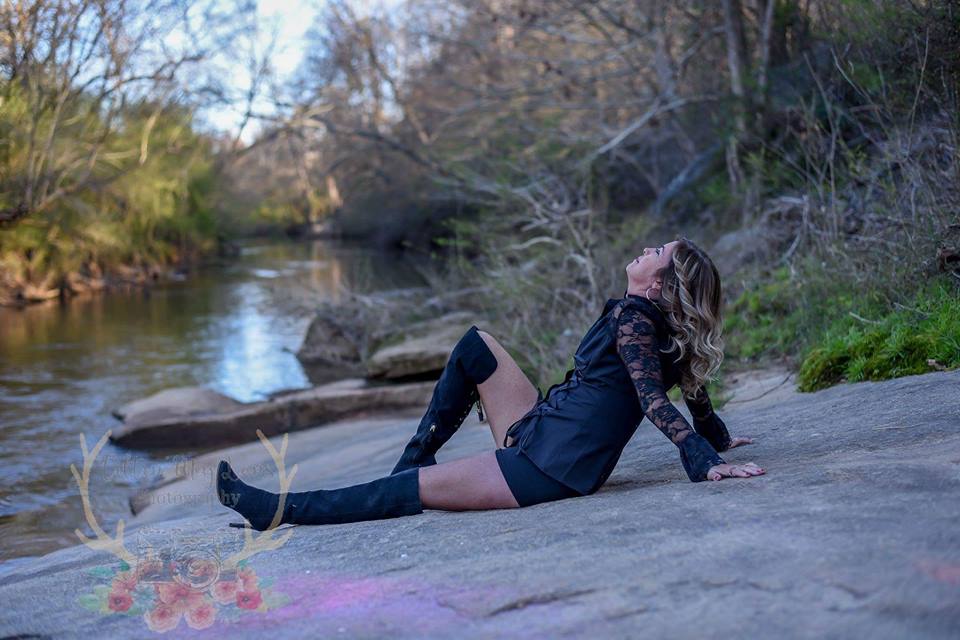 Mujer festeja su divorcio con sesión fotográfica
