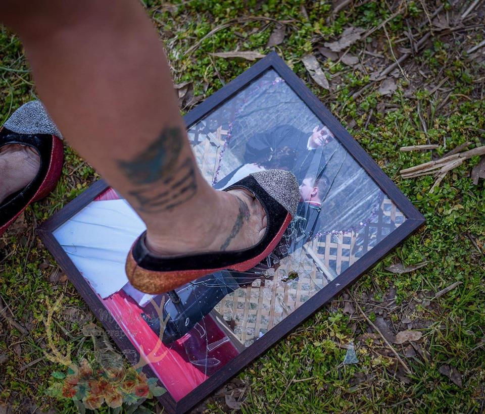 Mujer festeja su divorcio con sesión fotográfica