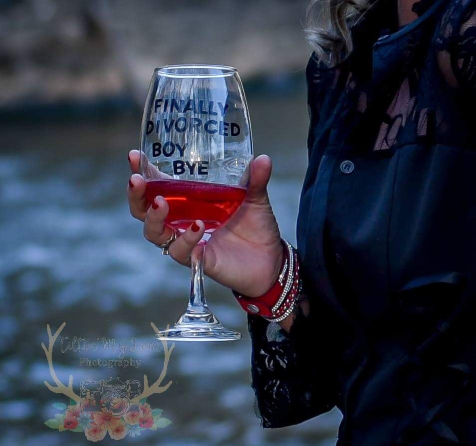 Mujer festeja su divorcio con sesión fotográfica