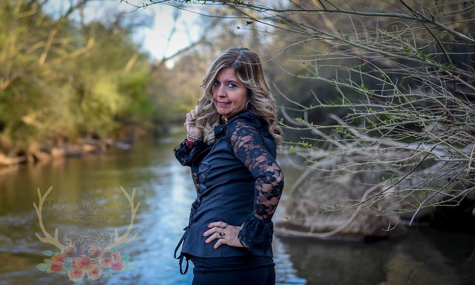 Mujer festeja su divorcio con sesión fotográfica