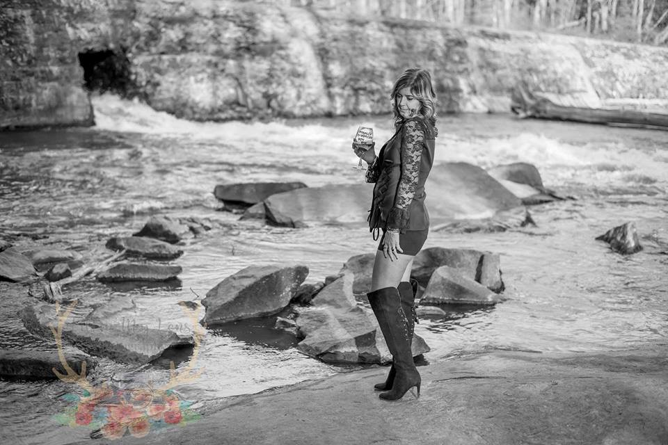 Mujer festeja su divorcio con sesión fotográfica