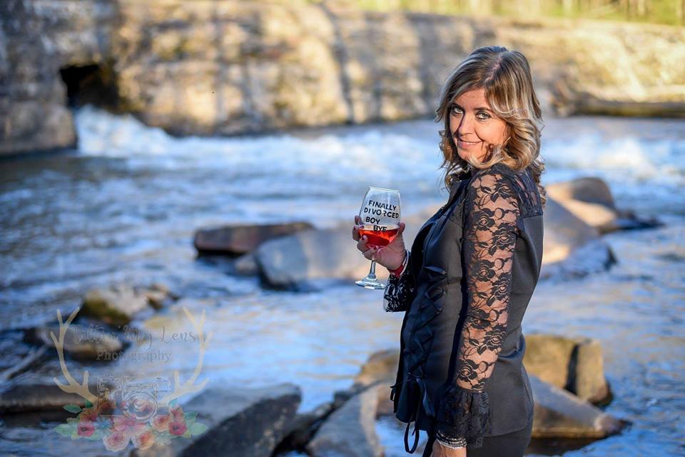 Mujer festeja su divorcio con sesión fotográfica