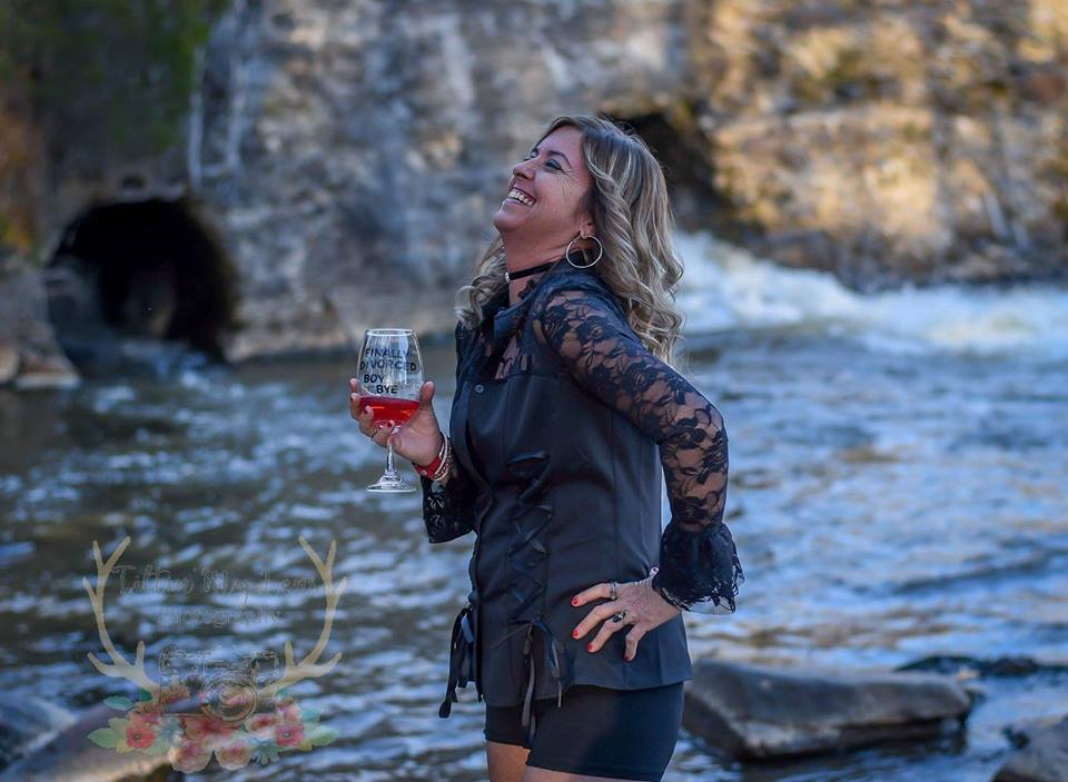 Mujer festeja su divorcio con sesión fotográfica
