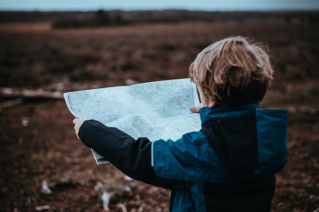 Niño toma alcancía y escapa para viajar por el mundo