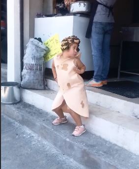 Niña usa disfraz de taco árabe para promocionar taquería