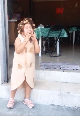 Niña usa disfraz de taco árabe para promocionar taquería