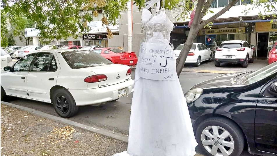 Novia toma venganza colgando vestido en calle de Monterrey