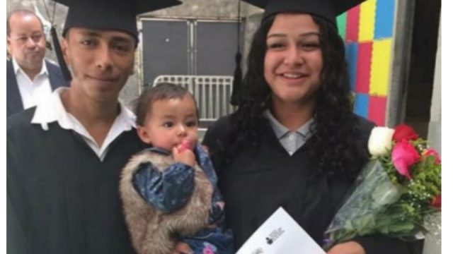 Novios se gradúan de la secundaria acompañados de bebé