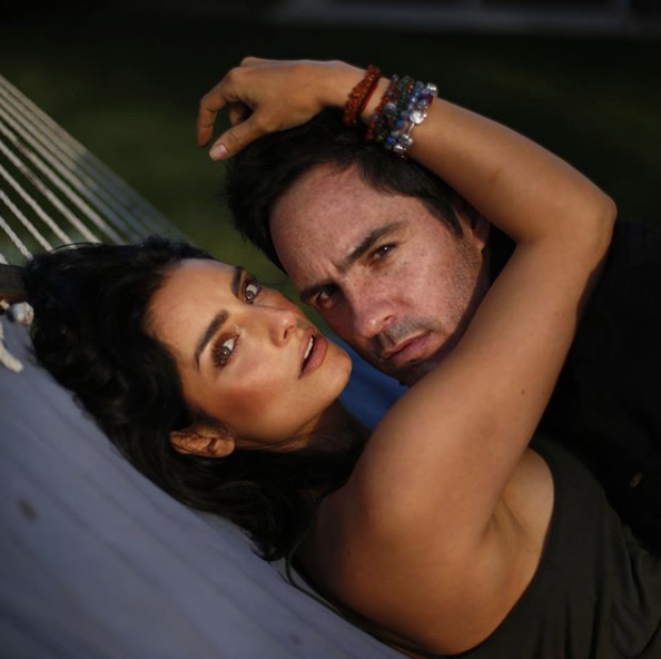 Aislinn Derbez y Mauricio Ochmann celebran cinco años juntos