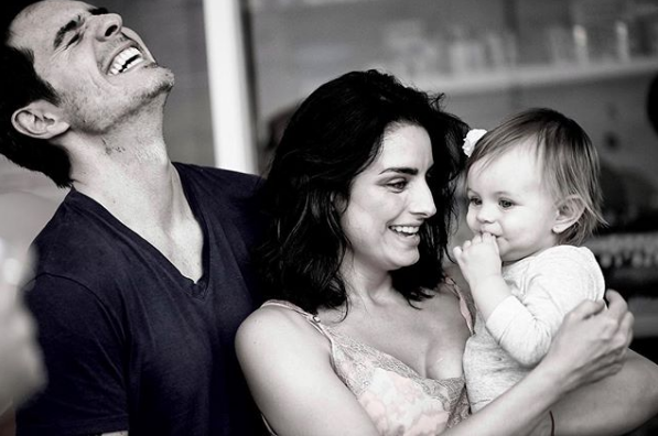 Bebé de Aislinn Derbez aprende a caminar