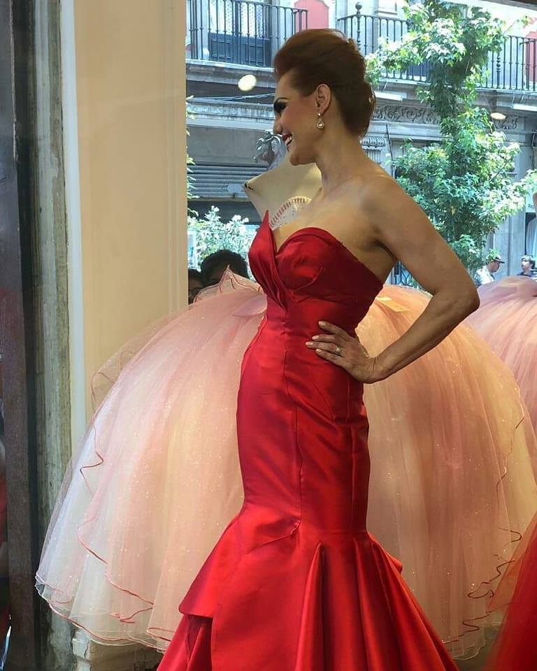 Carmen Campuzano posa como maniquÃ­ para importante diseÃ±ador mexicano