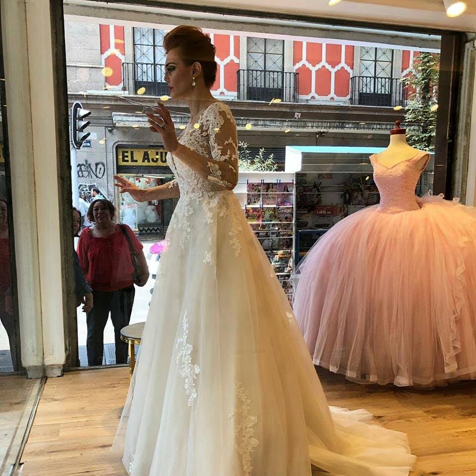 Carmen Campuzano posa como maniquÃ­ para importante diseÃ±ador mexicano