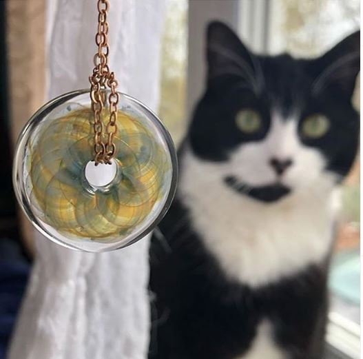 Así puedes transformar cenizas de mascotas en joyerías